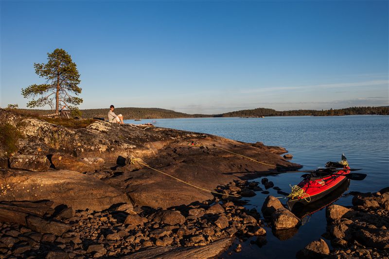 Irmi Wiebel genießt die Abendstimmung auf einer der 3000 Inseln im Inarisee, Finnland
